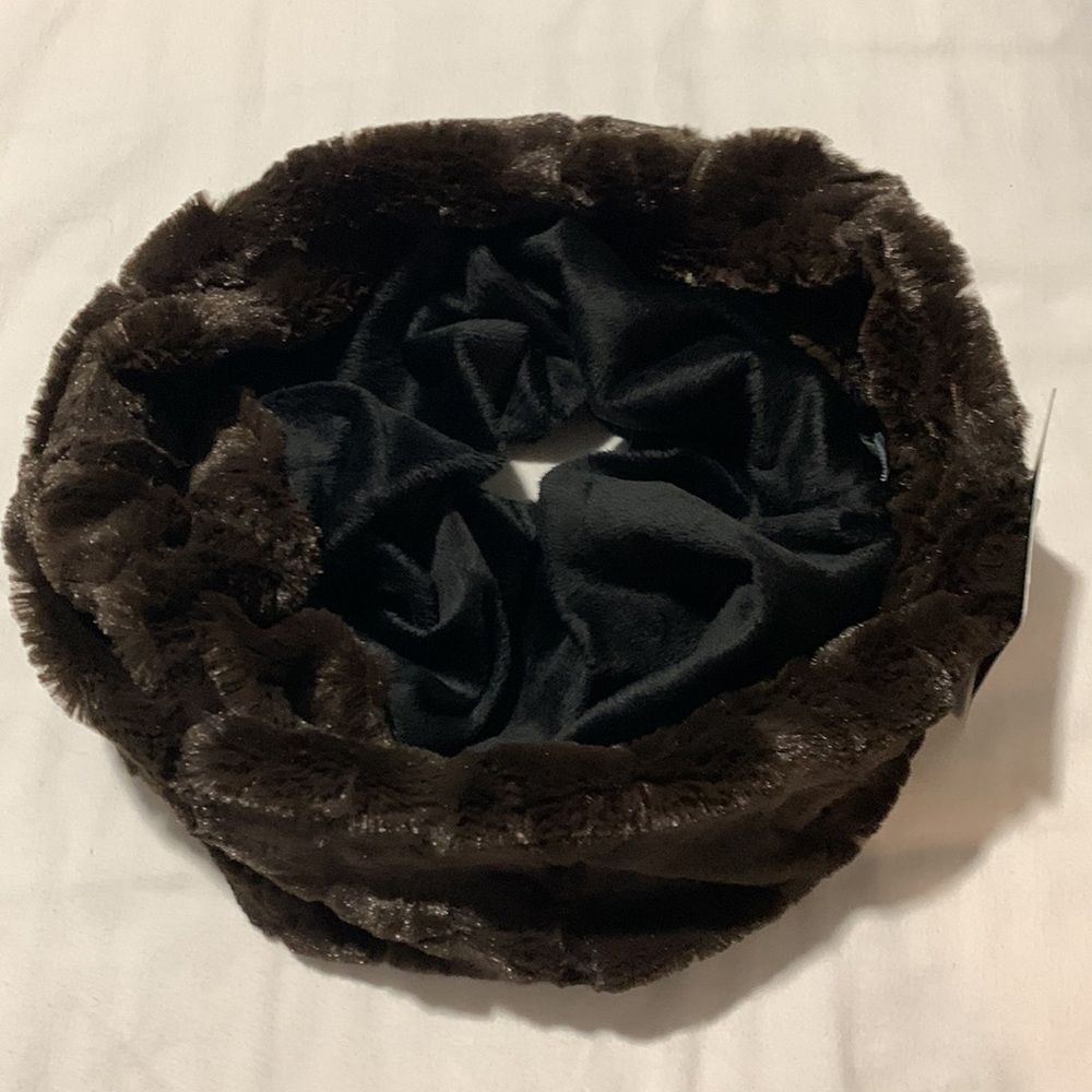 Modena Loop Scarf - Picture 3 of 11
